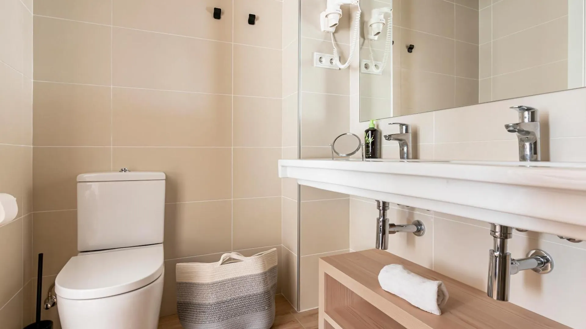 Limehome Barcelona Carrer De Besalu 82 0*,  Spain